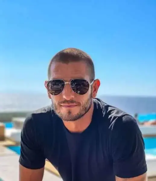 Mladen Petric Vermögen, Eltern, Alter, Ehefrau, Kinder, Größe