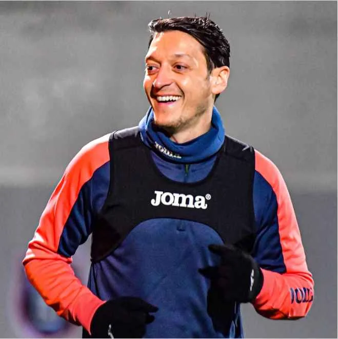 Mesut Özil Vermögen, Eltern, Alter, Ehefrau, Kinder, Größe