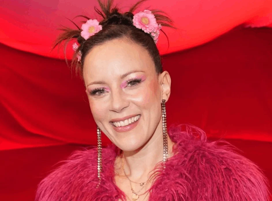 „Jasmin Wagners vielfältigen Musikstil entdecken: Eine Mischung aus Folk und Tanz“